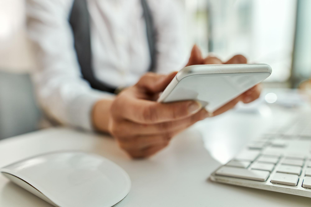 closeup-businesswoman-using-smart-phone-text-messaging-office