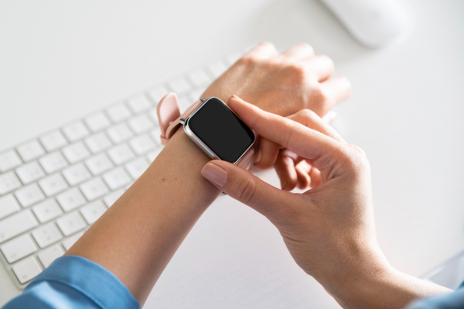 close up hand wearing wearable health device